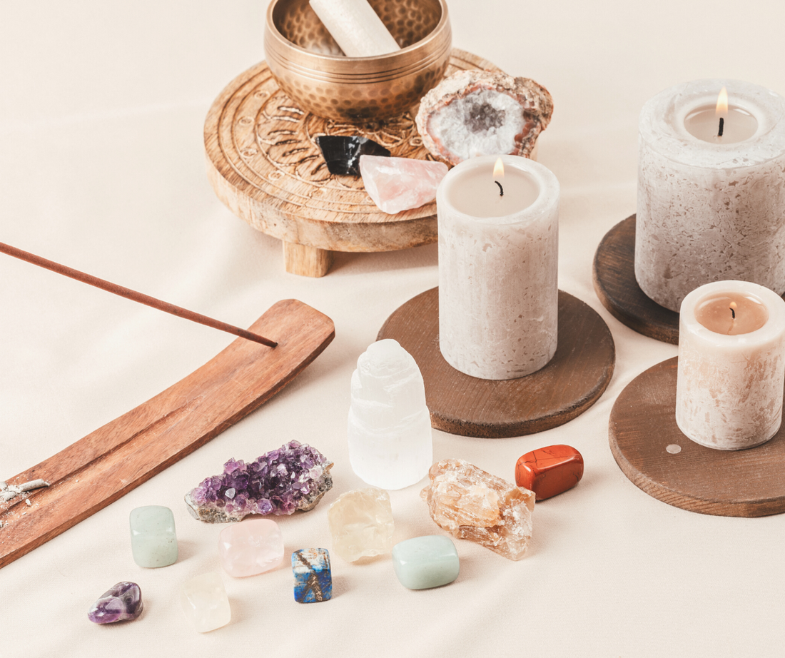 蠟燭與水晶礦石和線香 冥想儀式